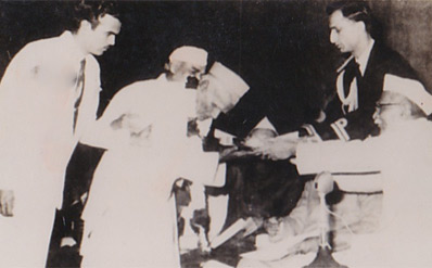 Dwivedi receiving The President's Award for Best Dramatist of India from Dr. Rajendra Prasad